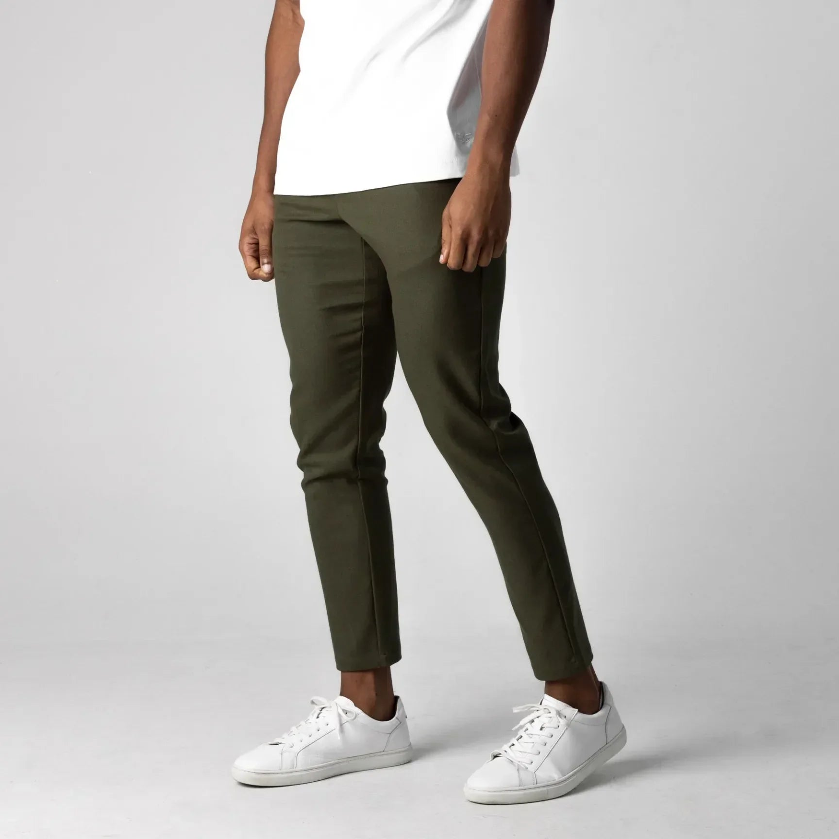 Pantalon chino élastique Danoir Paris, coupe classique, en coton, couleur beige, détail de couture visible.