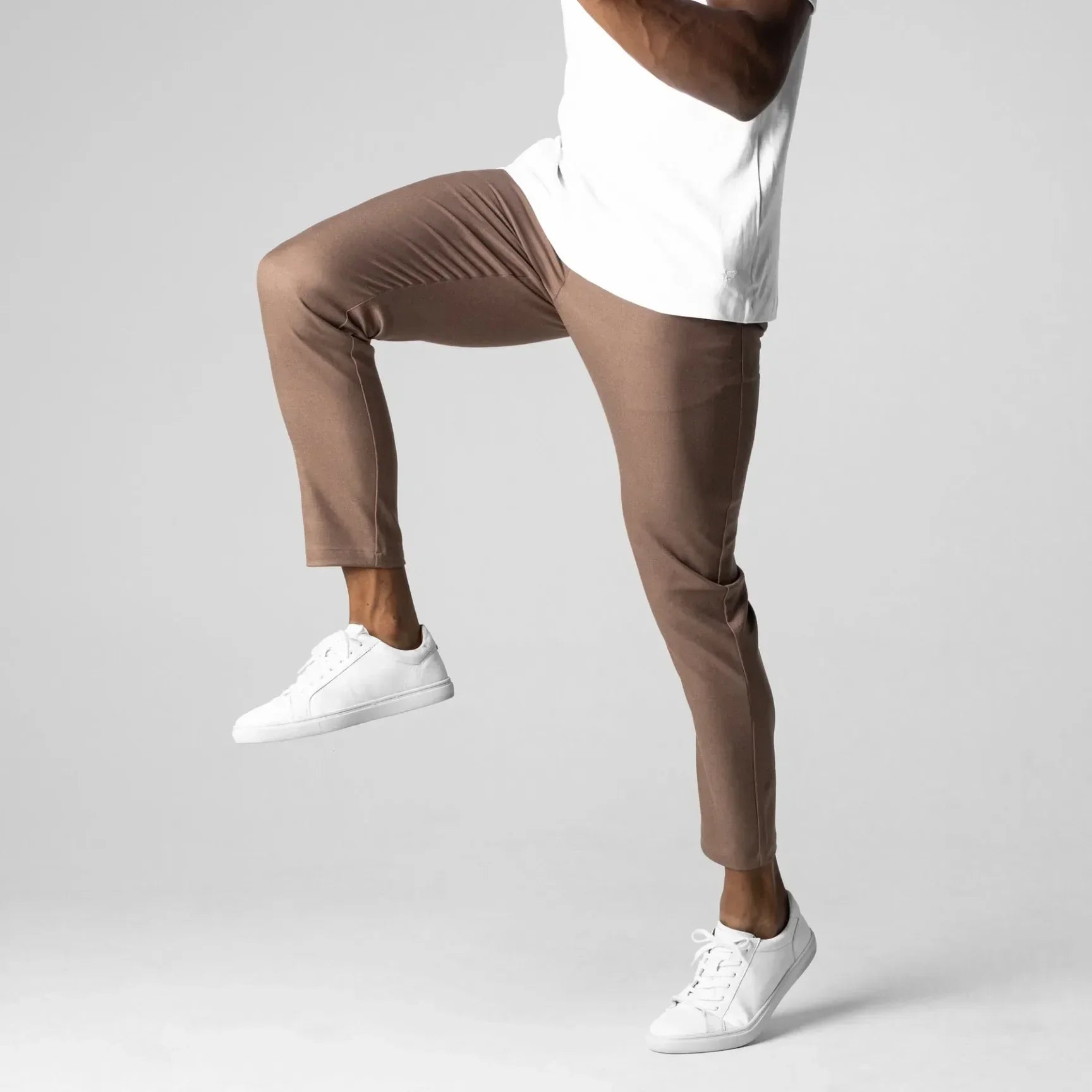 Chinos élastiqués Danoir Paris Cino, pantalon homme en coton stretch, coupe ajustée, couleur beige.