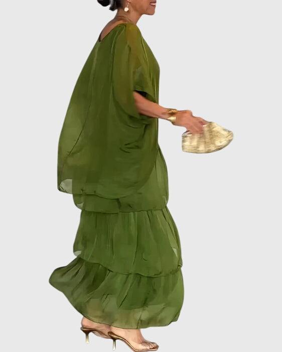 Robe longue Susan de Danoir Paris, robe élégante en tissu fluide, portée avec des détails modernes et une coupe sophistiquée.
