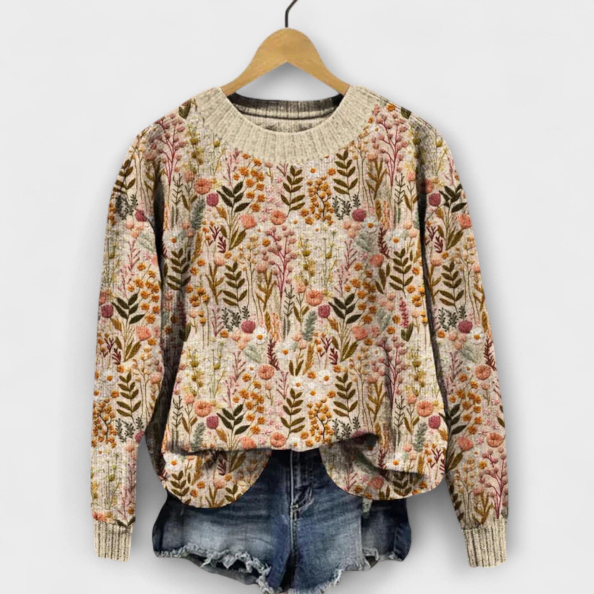 Pull floral élégant Tina de Danoir Paris, en tissu léger avec motif fleuri coloré, porté sur un mannequin, vue de face.