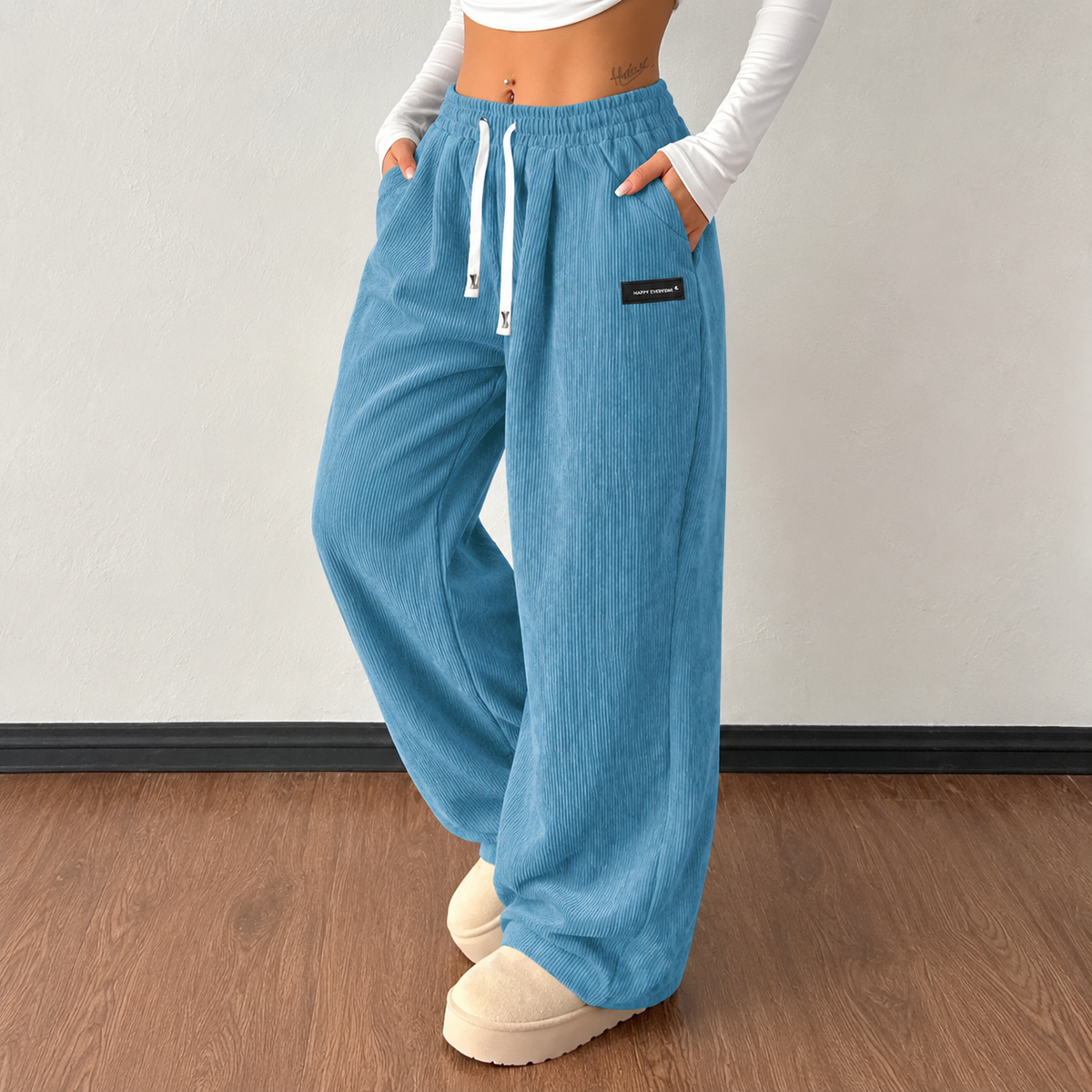 Pantalon large confortable pour femmes Danoir Paris, tissu doux et coupe décontractée, en couleur neutre.