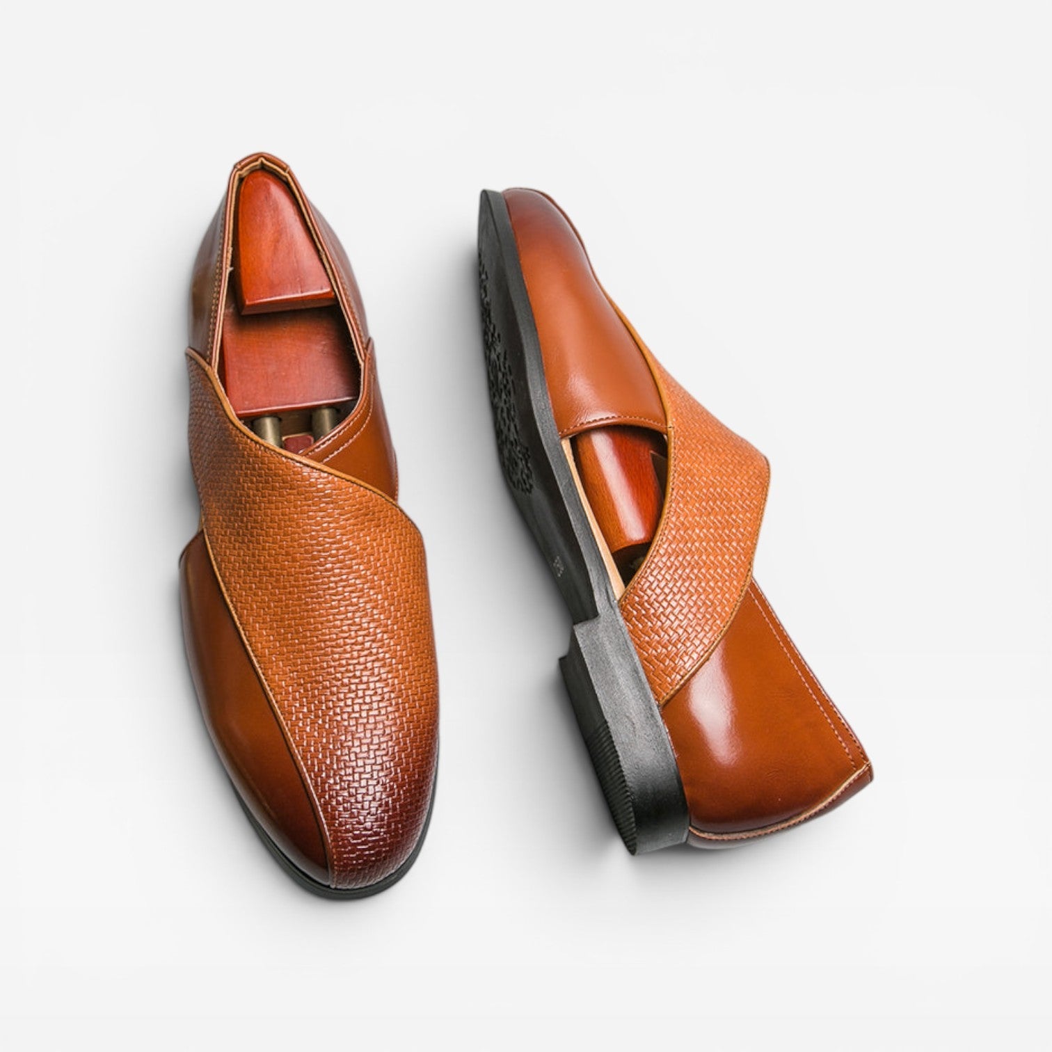 Mocassins en cuir véritable pour hommes de Danoir Paris, chaussons habillés classiques à enfiler avec bride croisée.