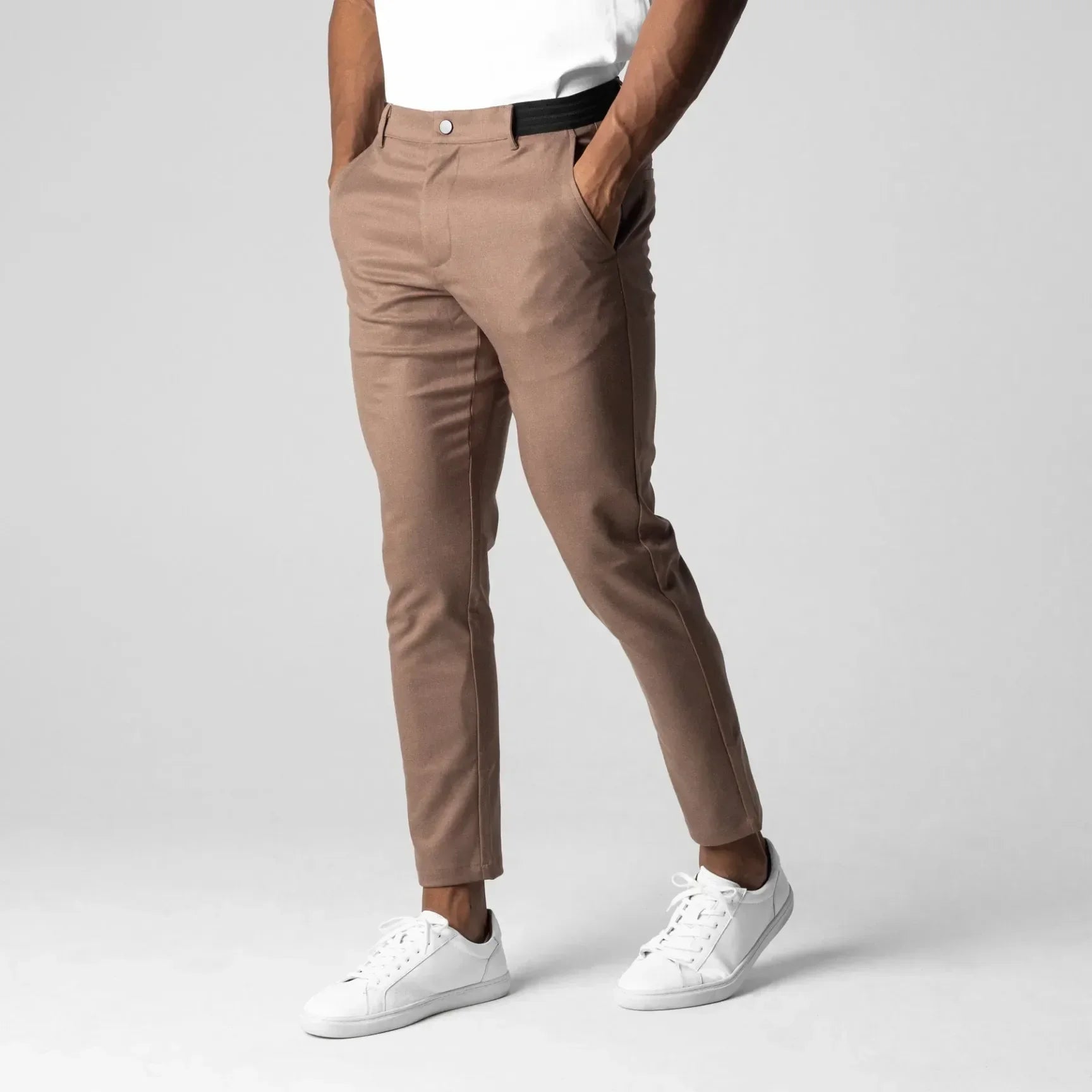 Pantalon chino élastique Danoir Paris Cino, coupe ajustée, tissu premium beige, détails modernes et confort optimal.