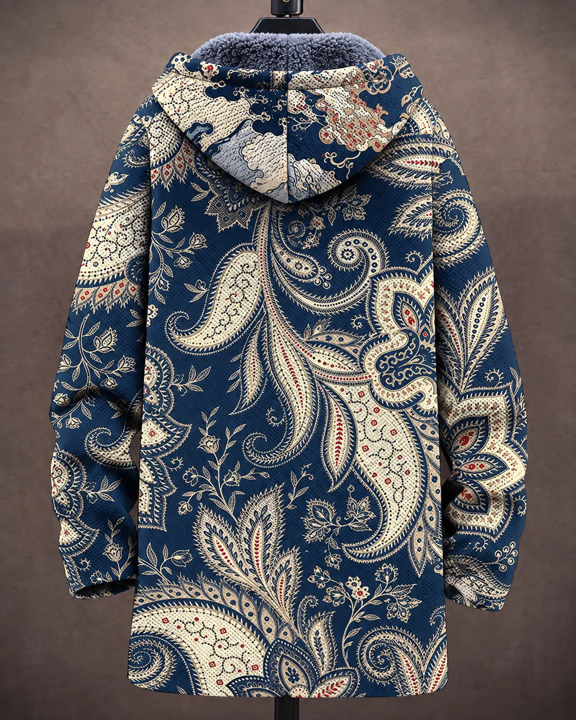 Veste à capuche Heritage Paisley de Danoir Paris, en tissu léger avec motif cachemire, portée sur un mannequin.