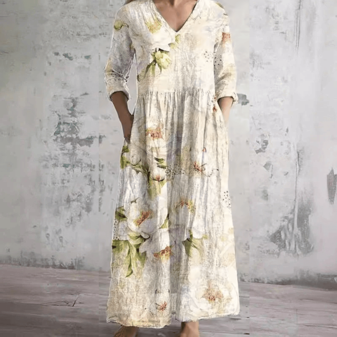 Robe d'été florale Anne™ de Danoir Paris, mannequin portant une robe légère à motifs floraux et décolleté en V.