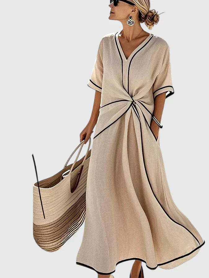 Robe élégante Danoir Paris Erykahhh avec détails sophistiqués, portée par un mannequin, vue de face, tissu fluide et chic.