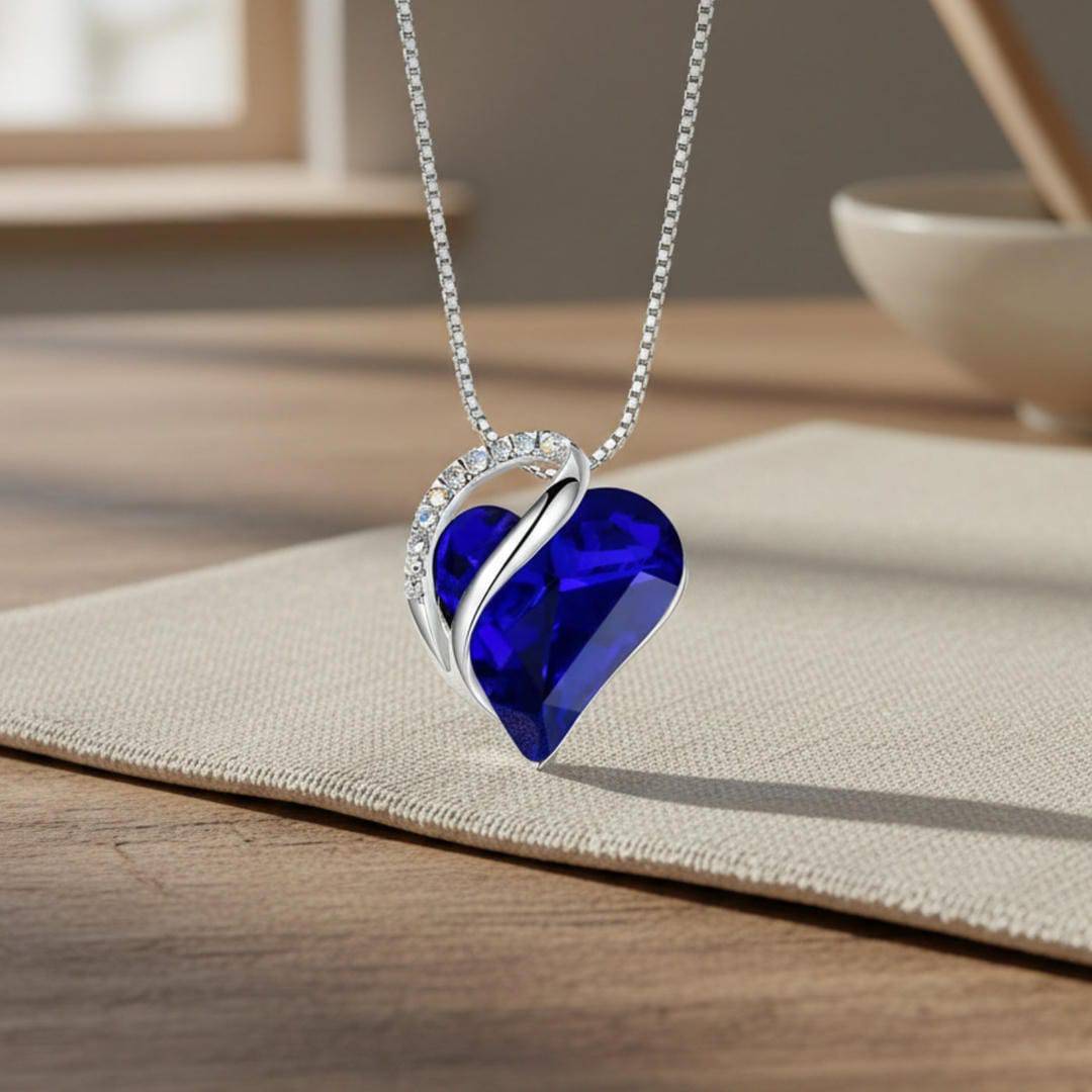 Collier cœur infini en saphir de Danoir Paris, chaîne délicate avec pendentif en forme de cœur infini serti de saphirs bleus.