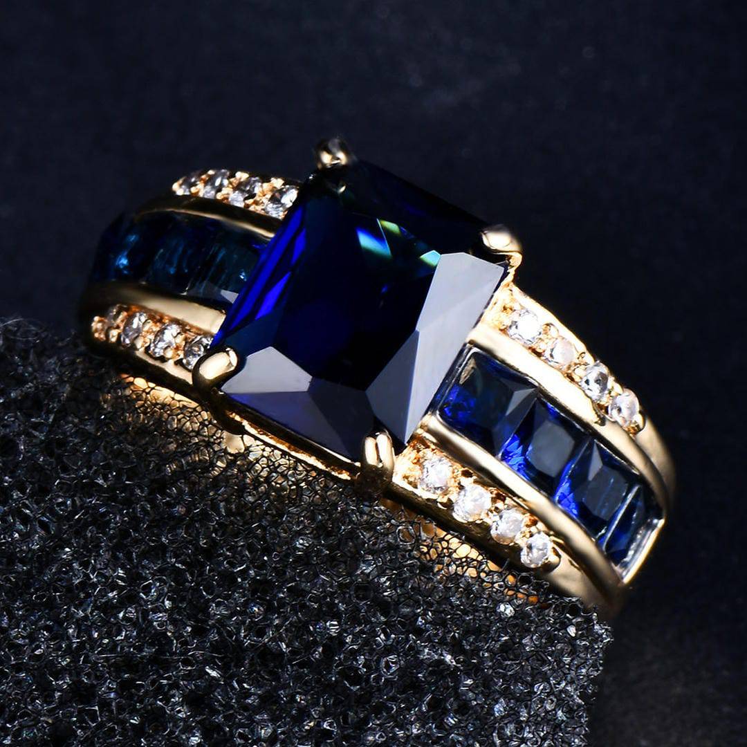Bague Danoir Paris en velours saphir avec motifs en pétale, bijou élégant en or ou argent, vue rapprochée.