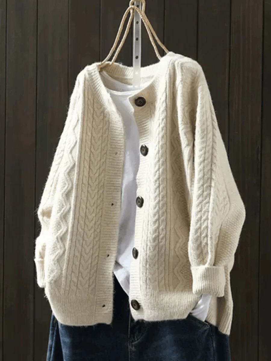 Cardigan tricoté Doris de Danoir Paris, élégant, avec manches longues et détails fins, porté en mode décontracté.