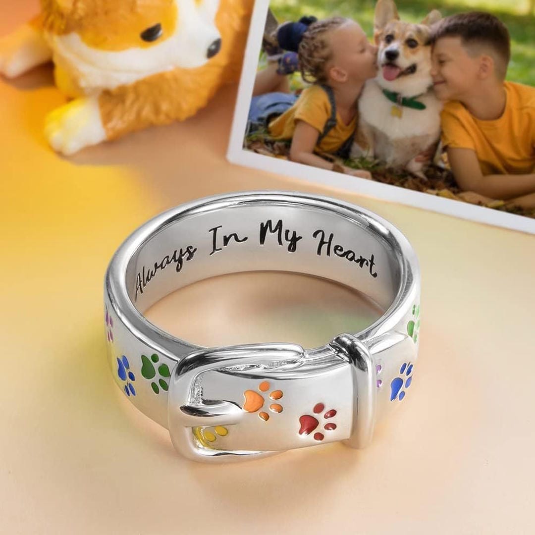 Anneau de collier pour chien "Always In My Heart" par Danoir Paris, en forme de patte, visible en gros plan.