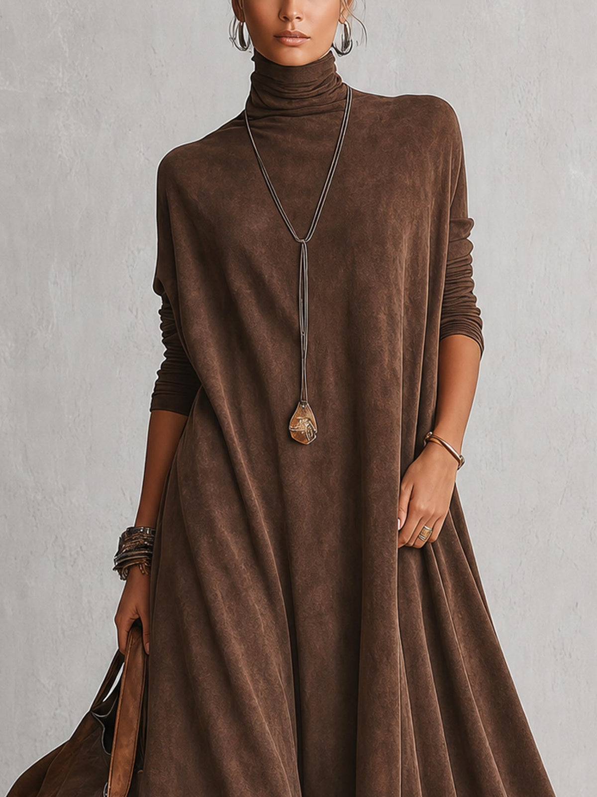 Robe maxi longue en suédine marron vintage avec manches longues, style élégant de la marque Danoir Paris.