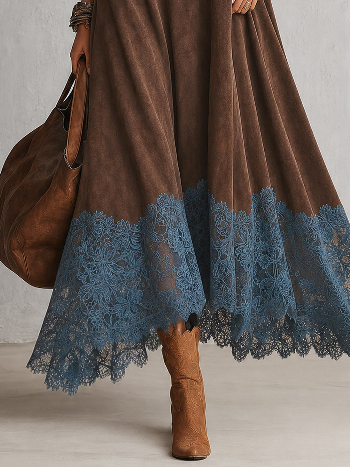 Robe maxi longue en suédine marron à manches longues de Danoir Paris, style vintage, portée près du corps.