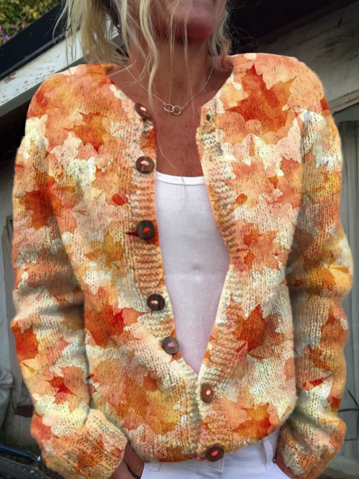 Cardigan vintage en maille Briarwood™ de Danoir Paris, pull-over en laine avec col en V et détails côtelés, porté sur un mannequin.