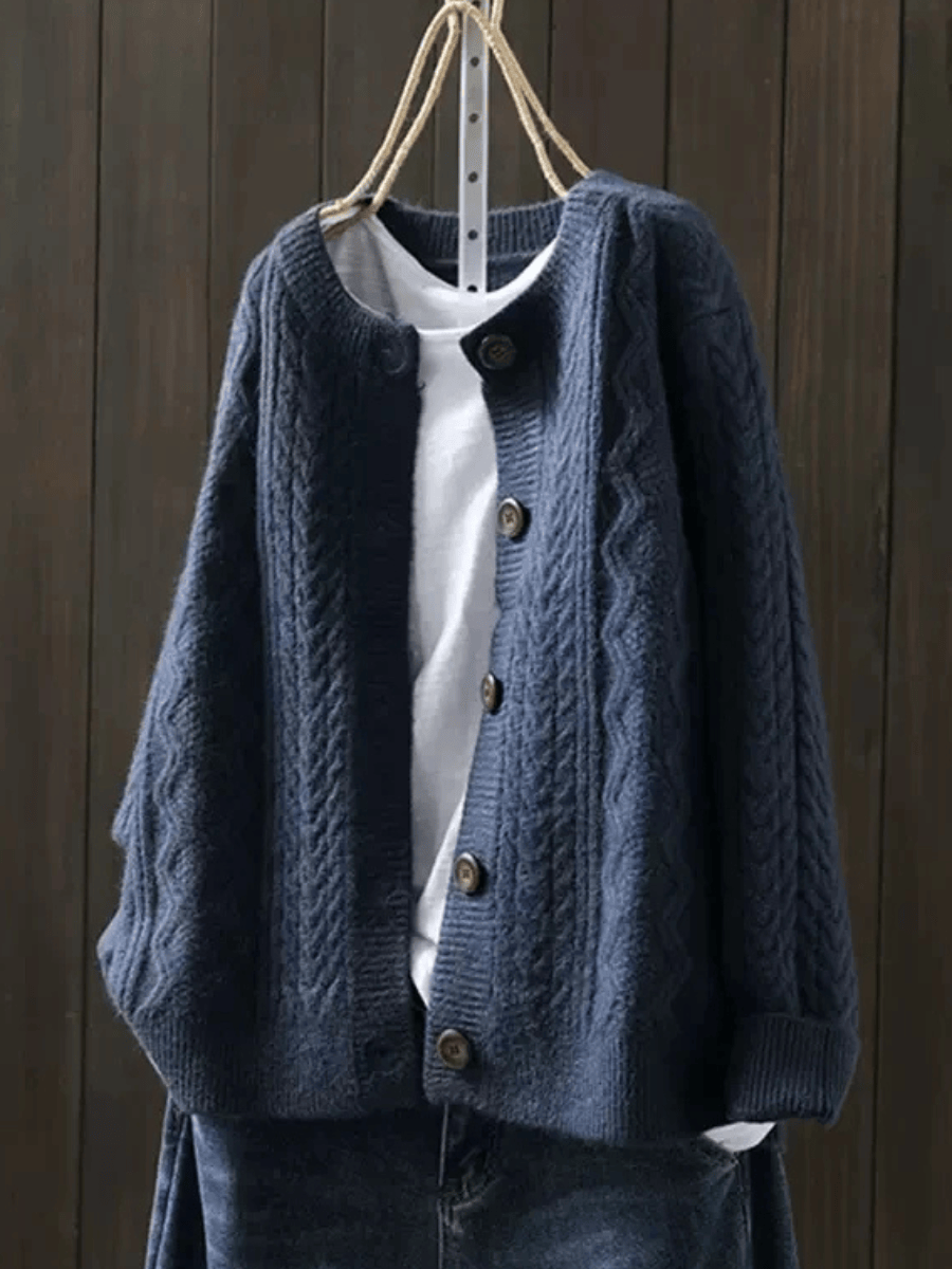 Cardigan tricoté Doris de Danoir Paris, élégant et confortable, avec un design tendance en tissu fin et détails soignés.