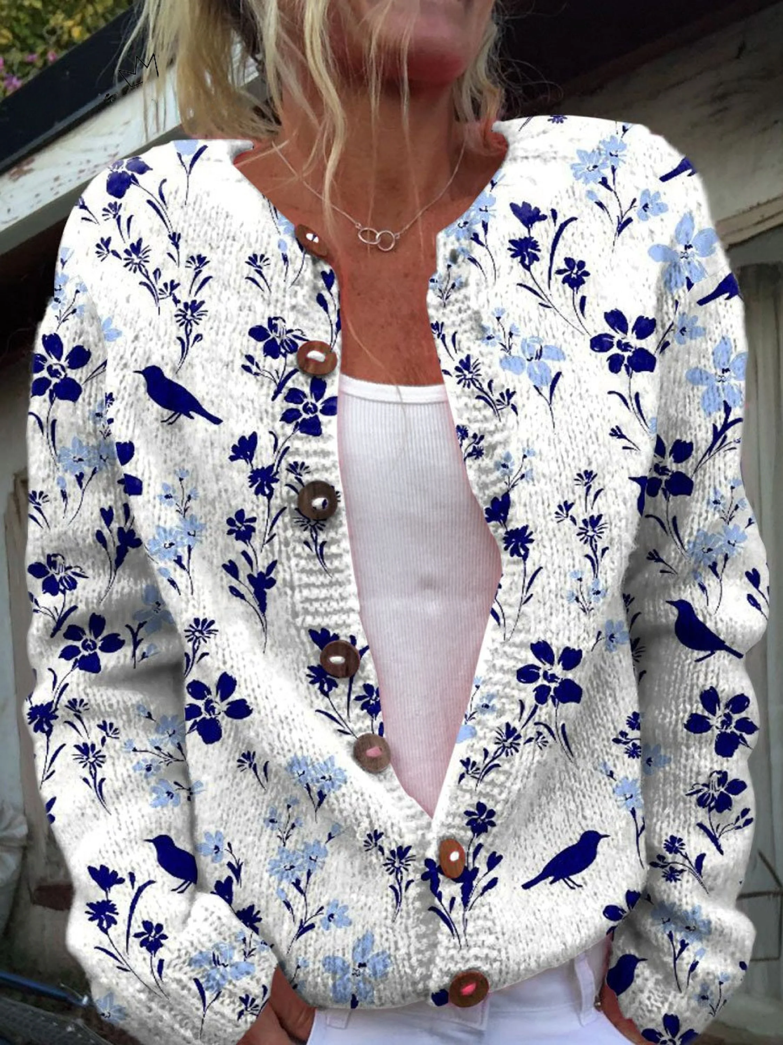 Cardigan vintage floral avec oiseaux, boutons, marque Danoir Paris, motif floral coloré, manches longues, look élégant.
