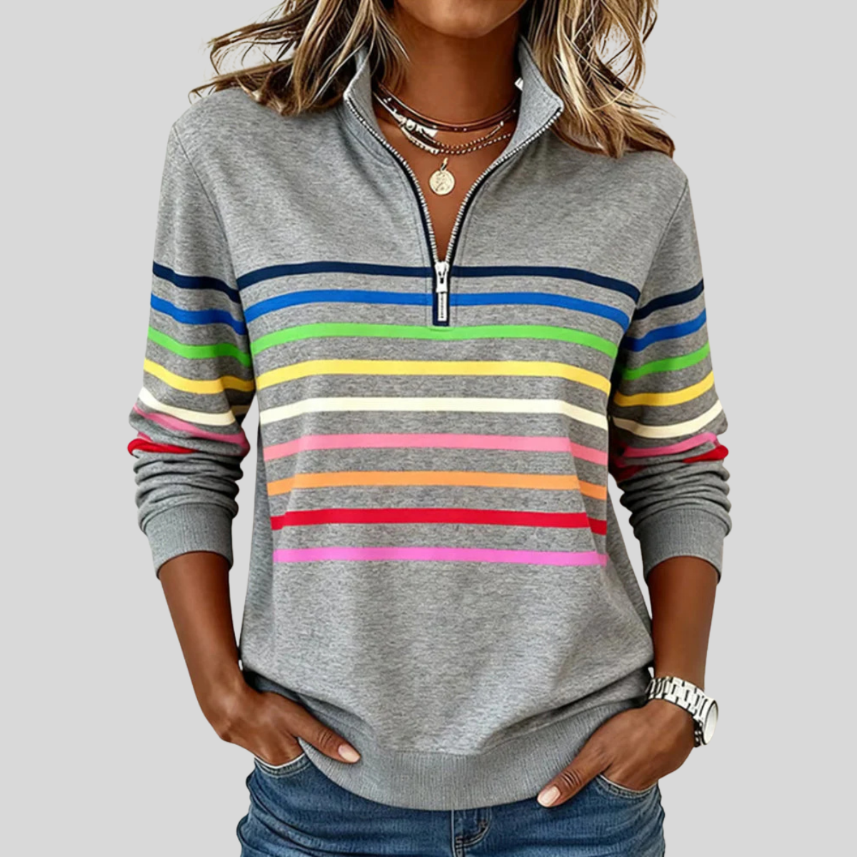 Sweat à col zippé rayé Corabelle de Danoir Paris, sweatshirt décontracté avec rayures bleues et blanches, porté sur mannequin.