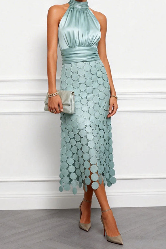 Robe midi élégante Danoir Paris pour cérémonies, tissu fluide et détails sophistiqués, portée par un mannequin.