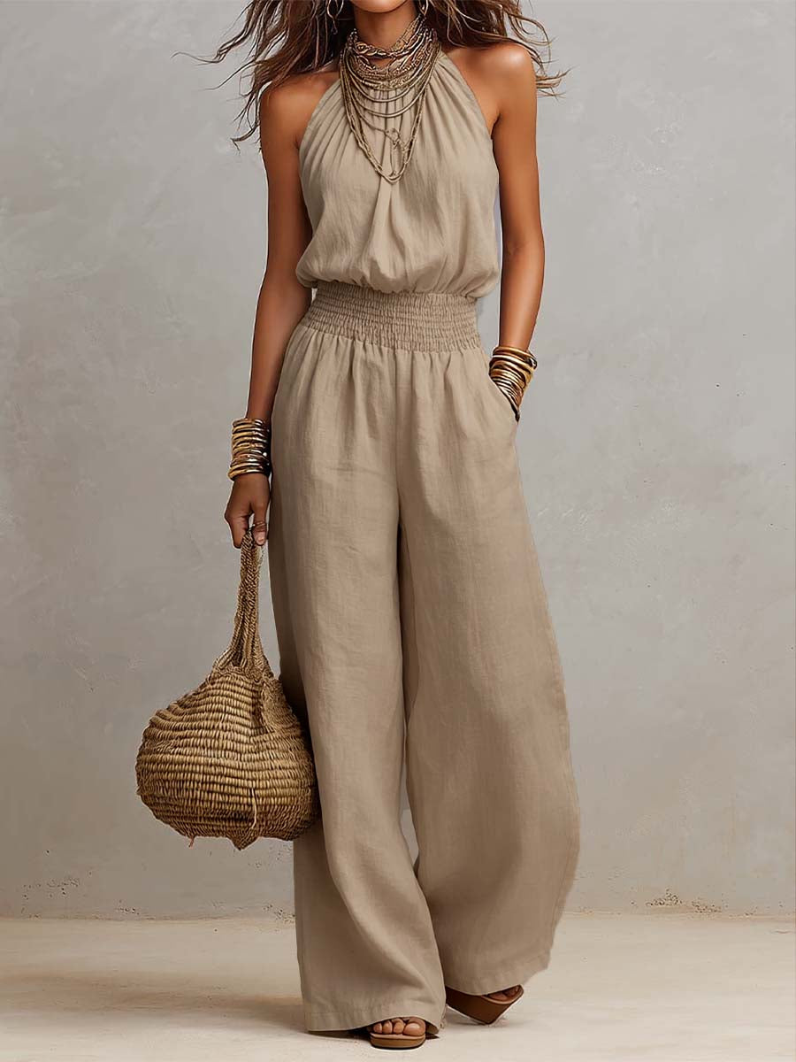 Combinaison pantalon large à col en halter de Danoir Paris, modèle Valeria, en tissu fluide beige.