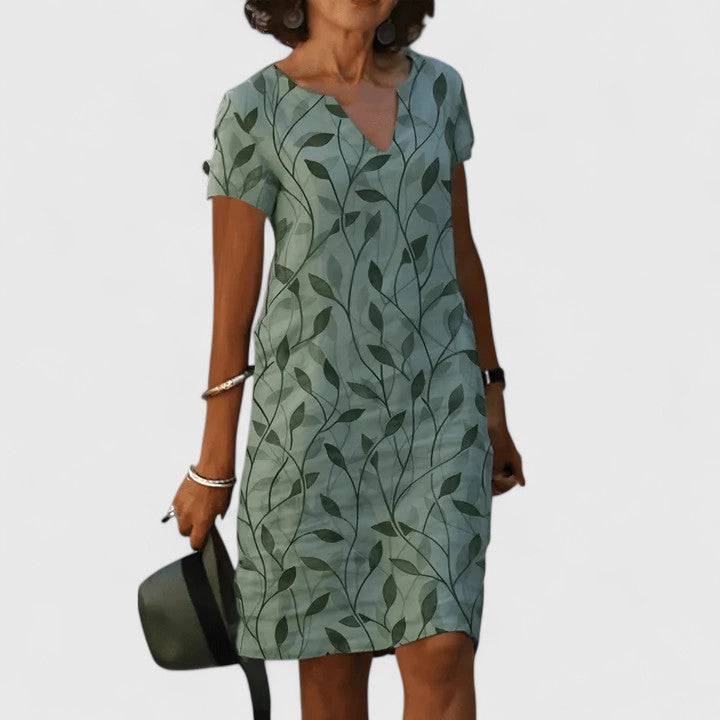 Robe d'été élégante Calisse de Danoir Paris, tissu léger et fluide, portée avec détails sophistiqués, vue de face sur mannequin.