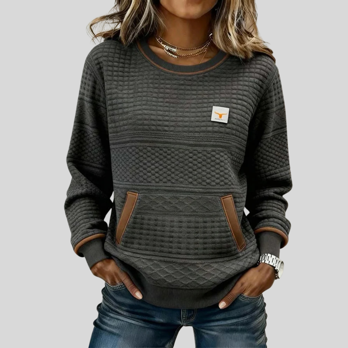 Sweat-shirt texturé à blocs de couleur Danoir Paris Etta, style décontracté, avec motifs colorés, porté sur mannequin.