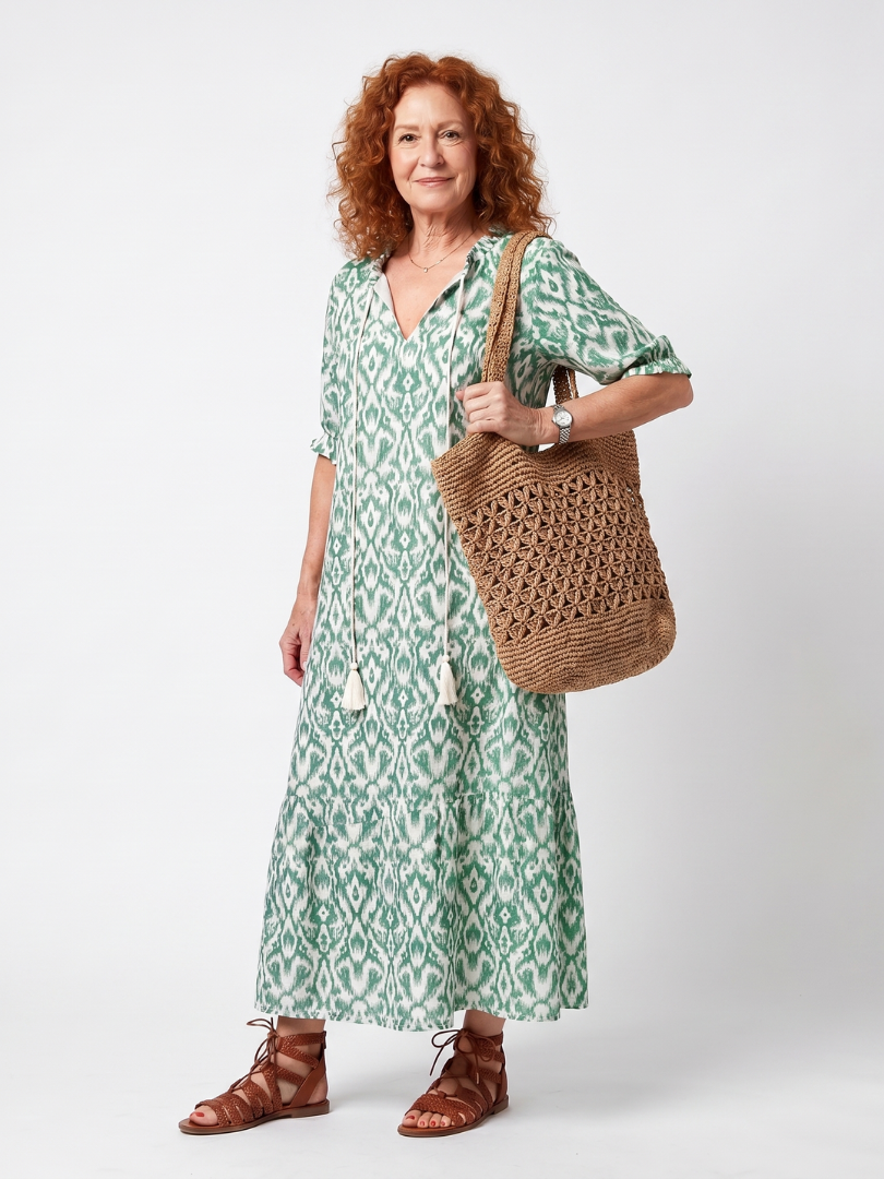 Robe midi à col V avec détails frangés de la marque Danoir Paris, tissu fluide et élégant, portée sur mannequin.
