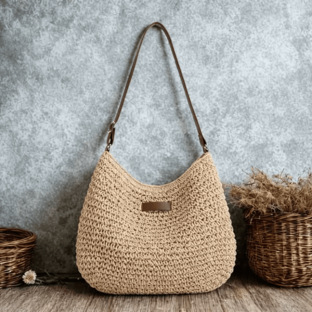 Sac élégant Kathy de Danoir Paris en cuir noir, avec poignée en métal doré et design sophistiqué, visible sur fond neutre.