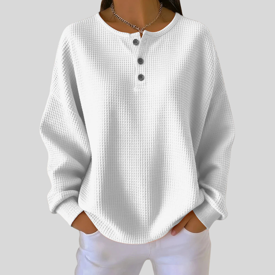 Haut Henley en tricot waffle Romy de Danoir Paris, coupe décontractée, en tissu léger avec col boutonné beige.