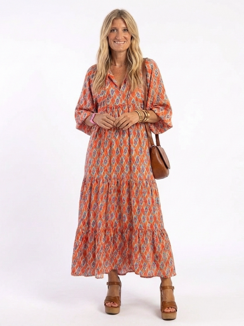 Robe midi Danoir Paris Amara à motif géométrique avec décolleté en V, tissu léger et élégant, portée sur mannequin blanc.