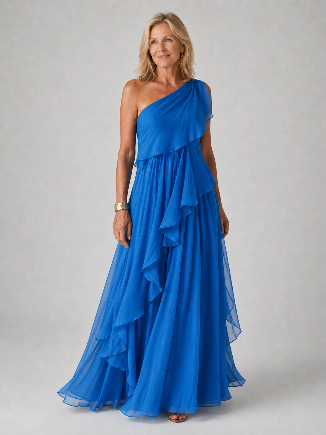 Robe longue femme Danoir Paris Victoria avec épaule dénudée et volants, tissu fluide et élégance moderne.