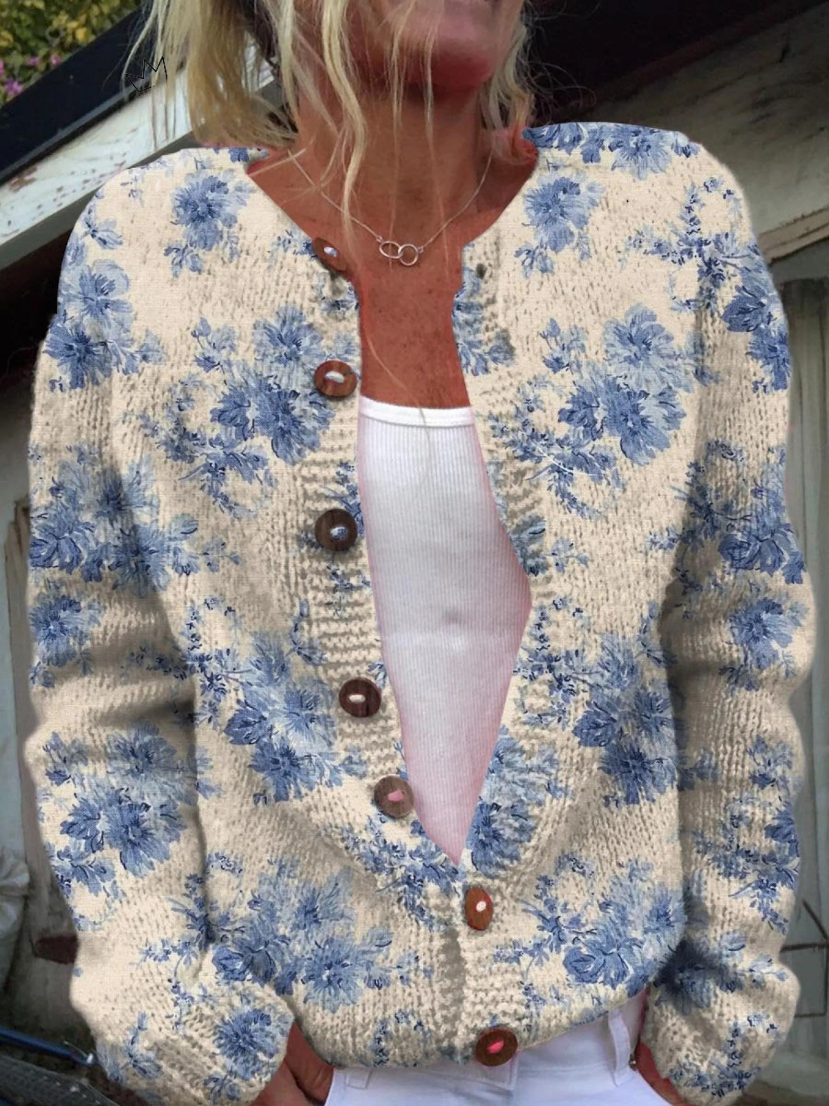 Pull en tricot vintage Daysie™ de Danoir Paris, cardigan élégant avec motifs classiques, porté ouvert ou boutonné.