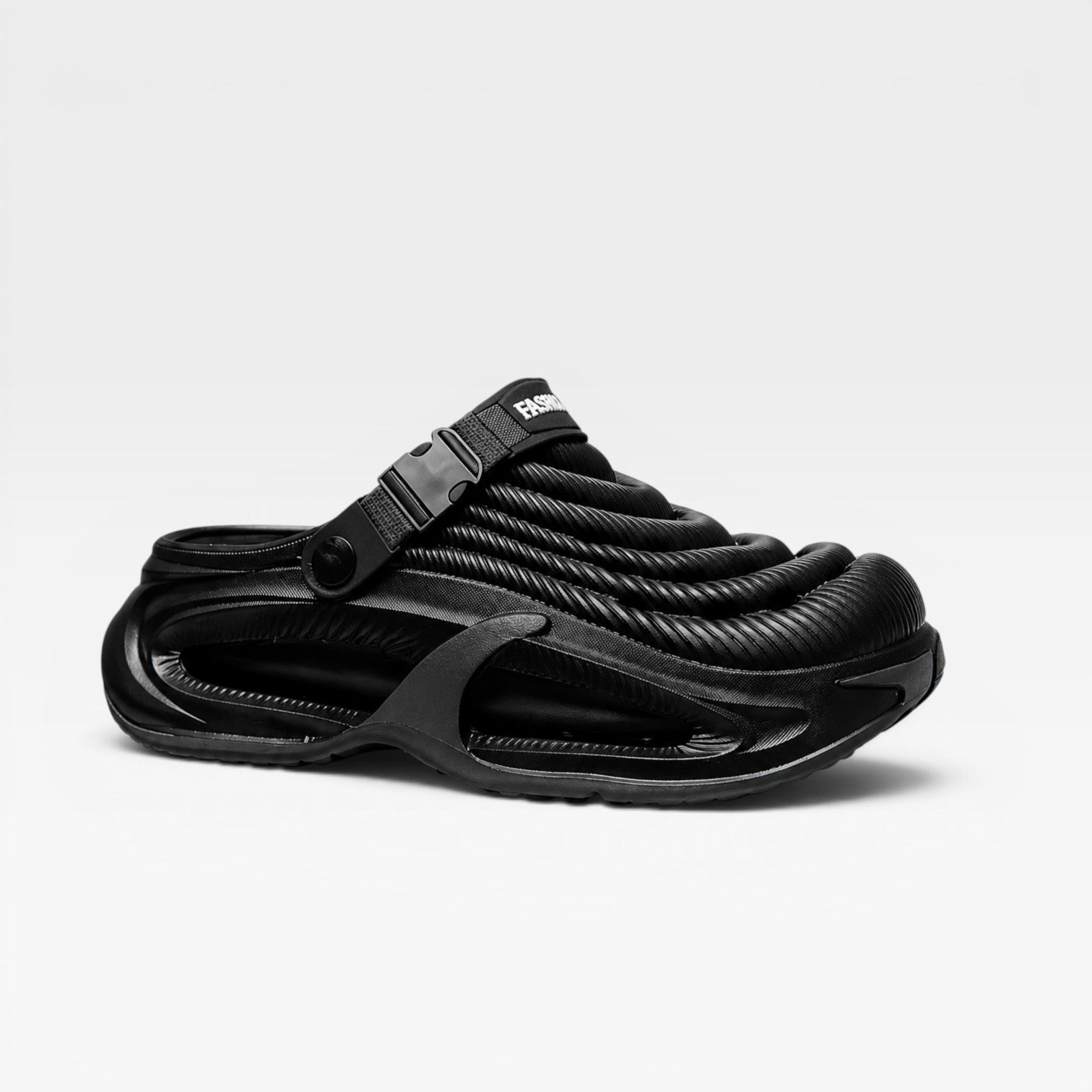 Sabots rembourrés pour hommes Danoir Paris, sandales de sport ventilées à enfiler, avec semelle confortable et design pratique.