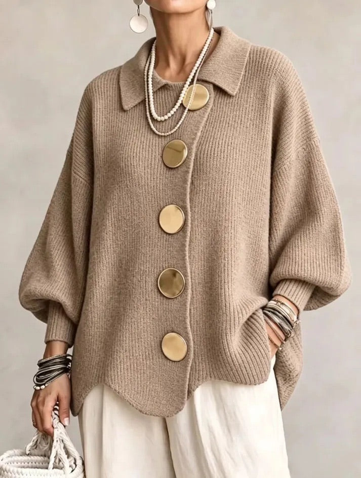 Cardigan oversize boutonné Danoir Paris avec col, en maille douce, porté ouvert ou boutonné, couleur neutre élégante.