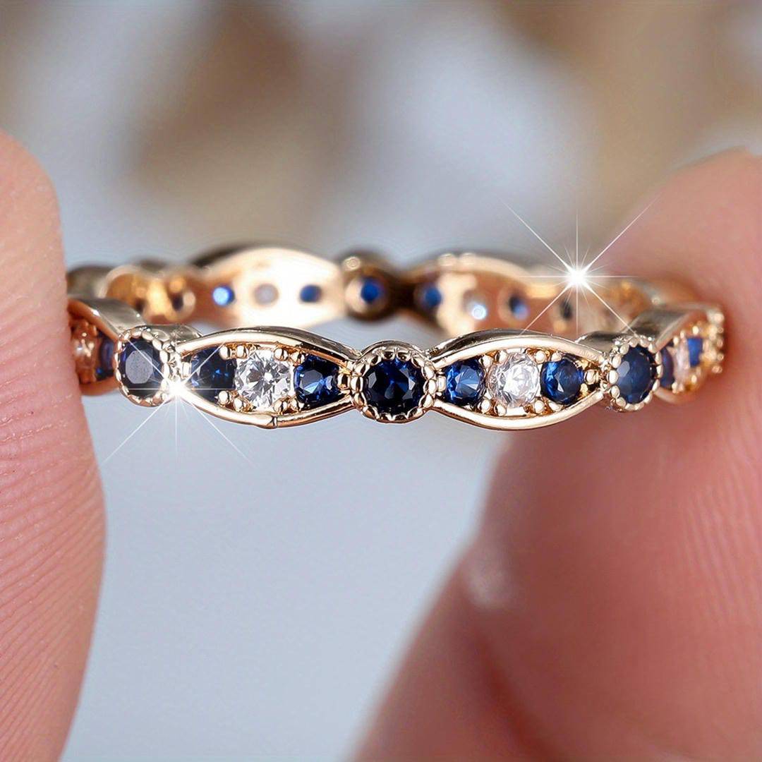 Bague Danoir Paris en or avec saphirs bleu nuit et motif constellation, élégante et finie avec de petits diamants.