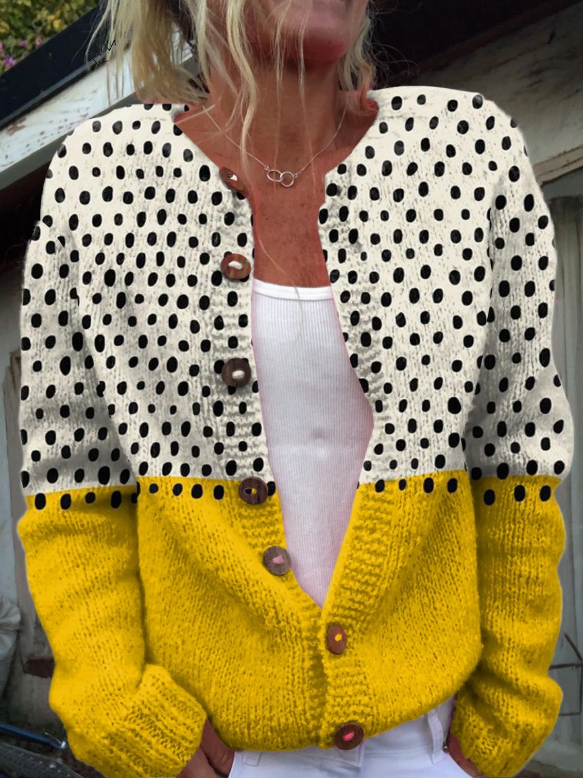 Cardigan vintage en maille Junella™ Danoir Paris, pull-over en laine avec boutons, style classique et confortable.
