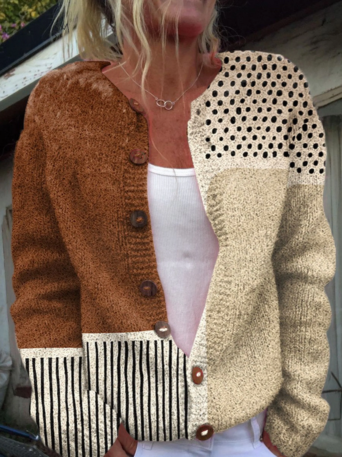 Cardigan vintage en maille Eloise™ de Danoir Paris, pull en tricot rétro avec boutons, porté sur un mannequin.