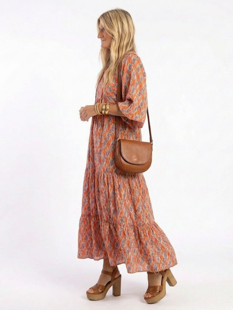 Robe midi Danoir Paris Amara avec motif géométrique et décolleté en V, tissu fluide et élégance moderne.