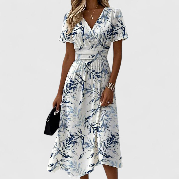 Robe élégante Fenyska de Danoir Paris, ajustée et fluide, portée avec des détails sophistiqués, sur fond neutre.