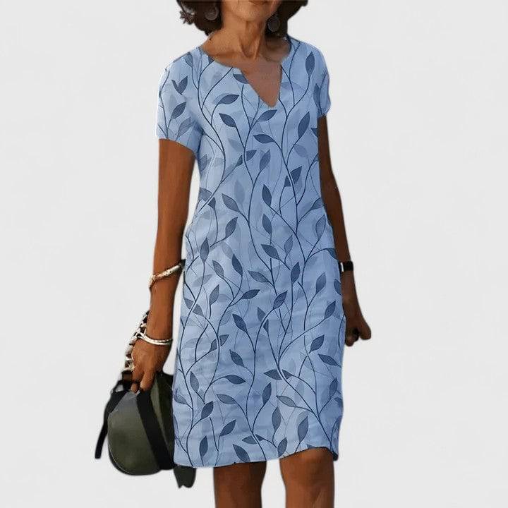 Robe d'été élégante Calisse de Danoir Paris, tissu léger et fluide, avec détails sophistiqués et coupe flatteuse, portée sur une mannequin.