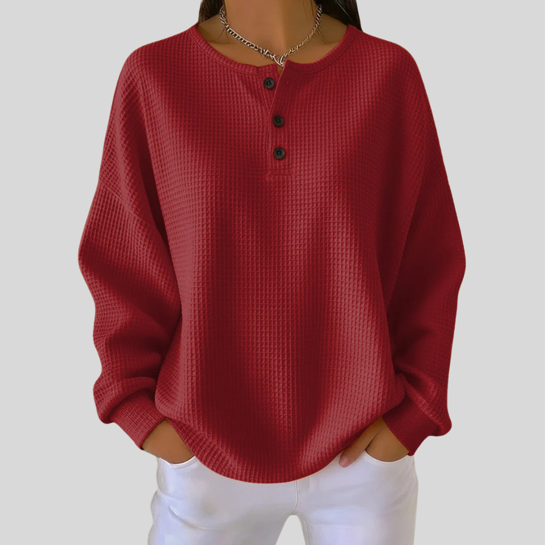 Haut Henley en tricot waffle Romy de Danoir Paris, coupe décontractée, manches longues et col boutonné, couleur neutre.