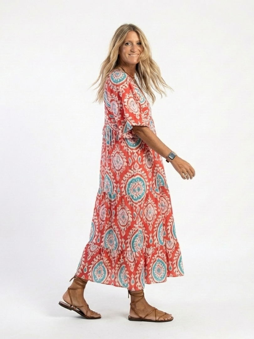 Robe midi à manches courtes Danoir Paris Zaria avec imprimé paisley coloré, coupe fluide et décontractée.