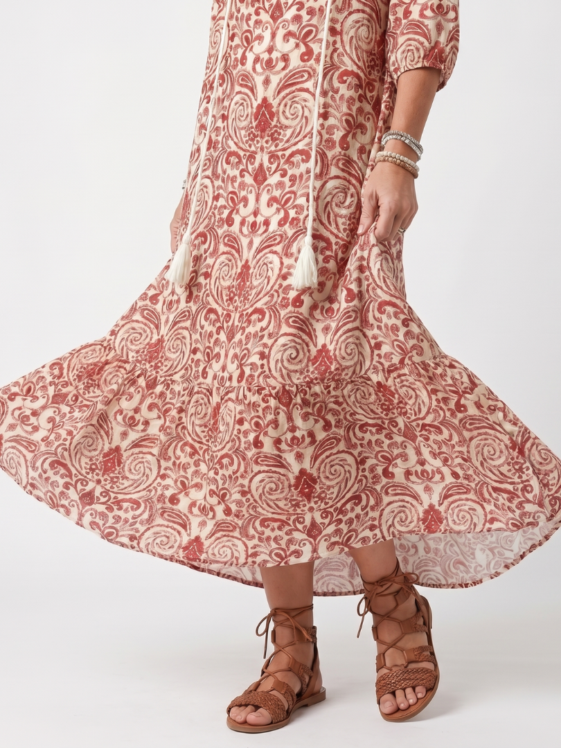 Robe midi Danoir Paris Noelle avec motif ornemental, franges et liens, tissu fluide et élégant, portée en été ou en soirée.