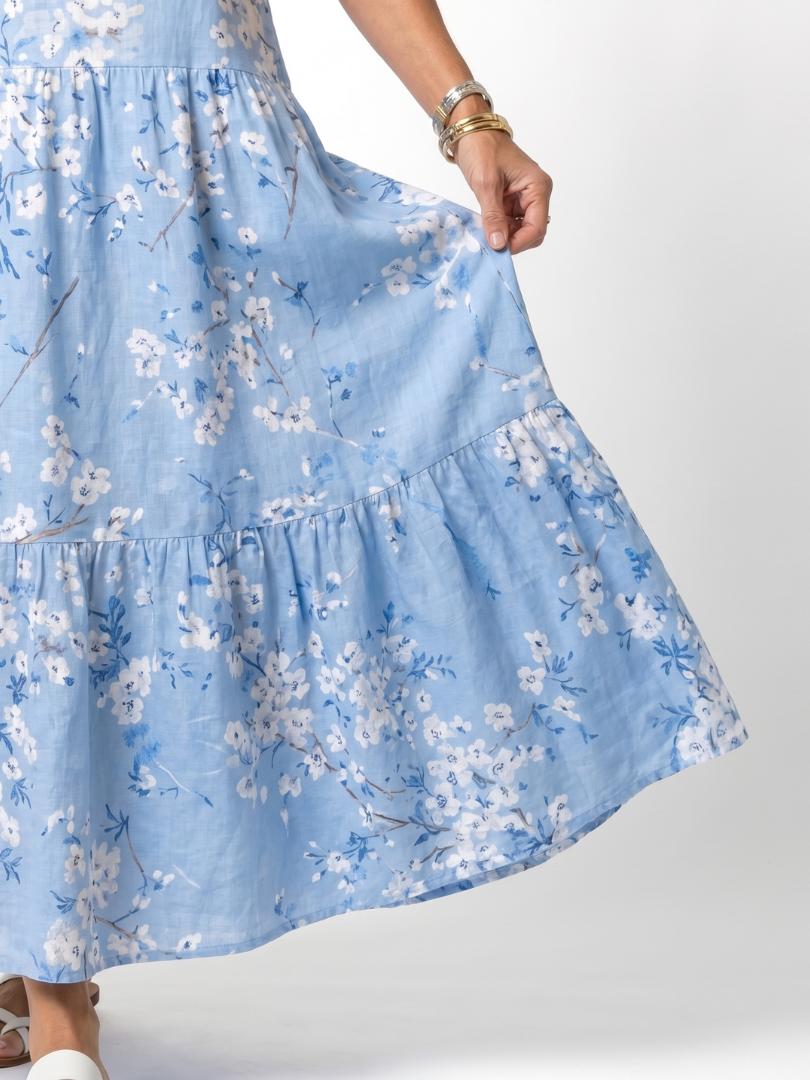 Robe midi à motif floral avec franges de la marque Danoir Paris, tissu léger et élégant, portée sur mannequin blanc.
