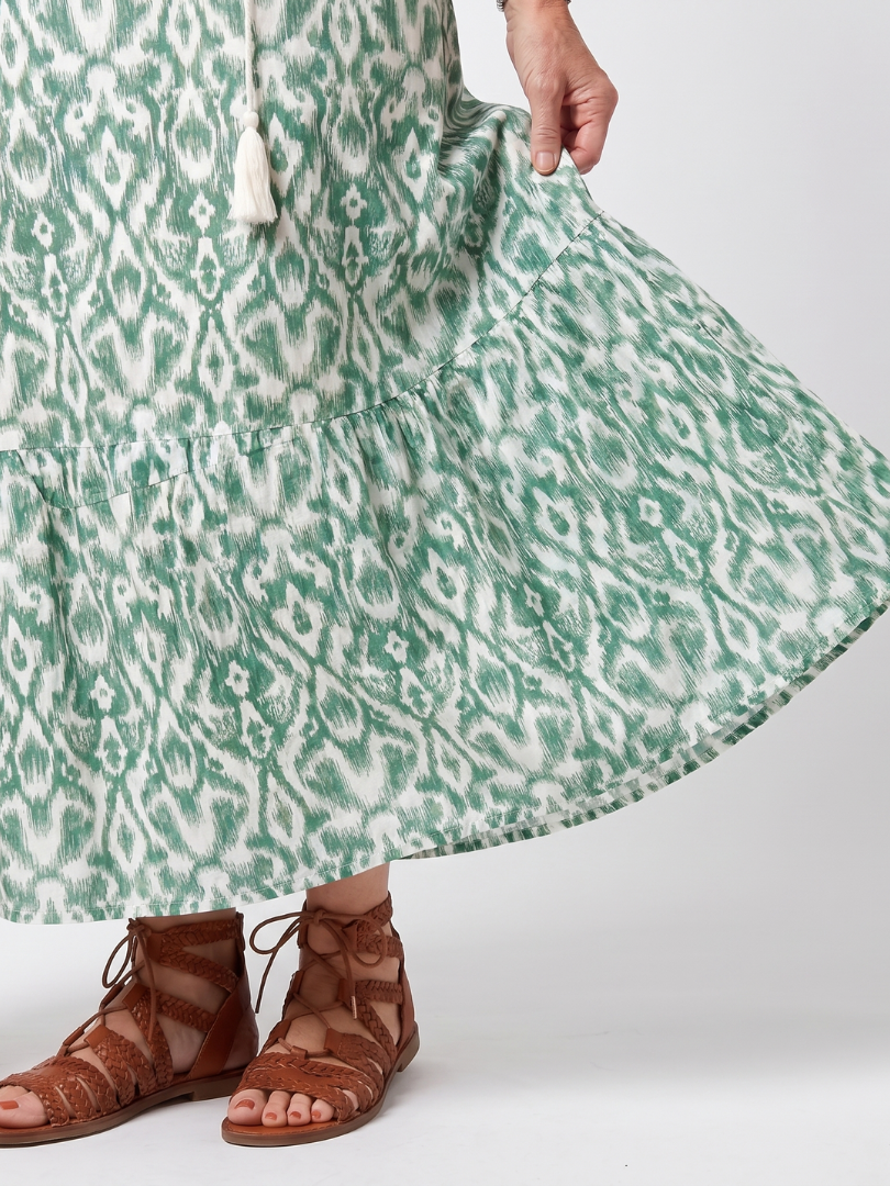 Robe midi à col V avec détails frangés, élégante et fluide, de la marque Danoir Paris.