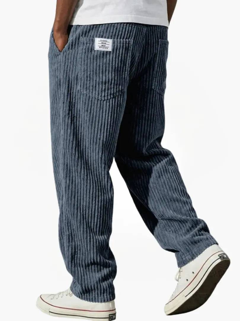 Pantalon en velours côtelé pour hommes Leblanc™ de Danoir Paris, coupe décontractée et texture douce visible sur l'image.