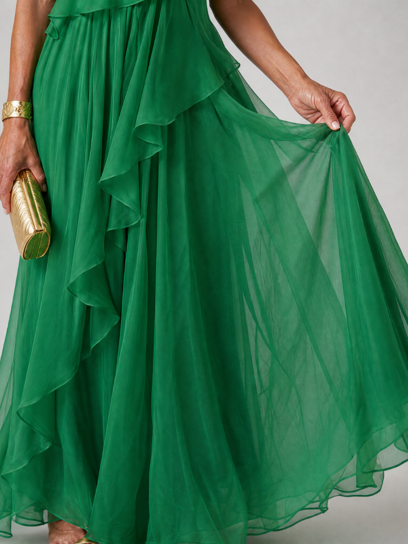 Robe longue verte à épaule unique avec volants en cascade, Danoir Paris, vue de face avec détails de la coupe et des volants.