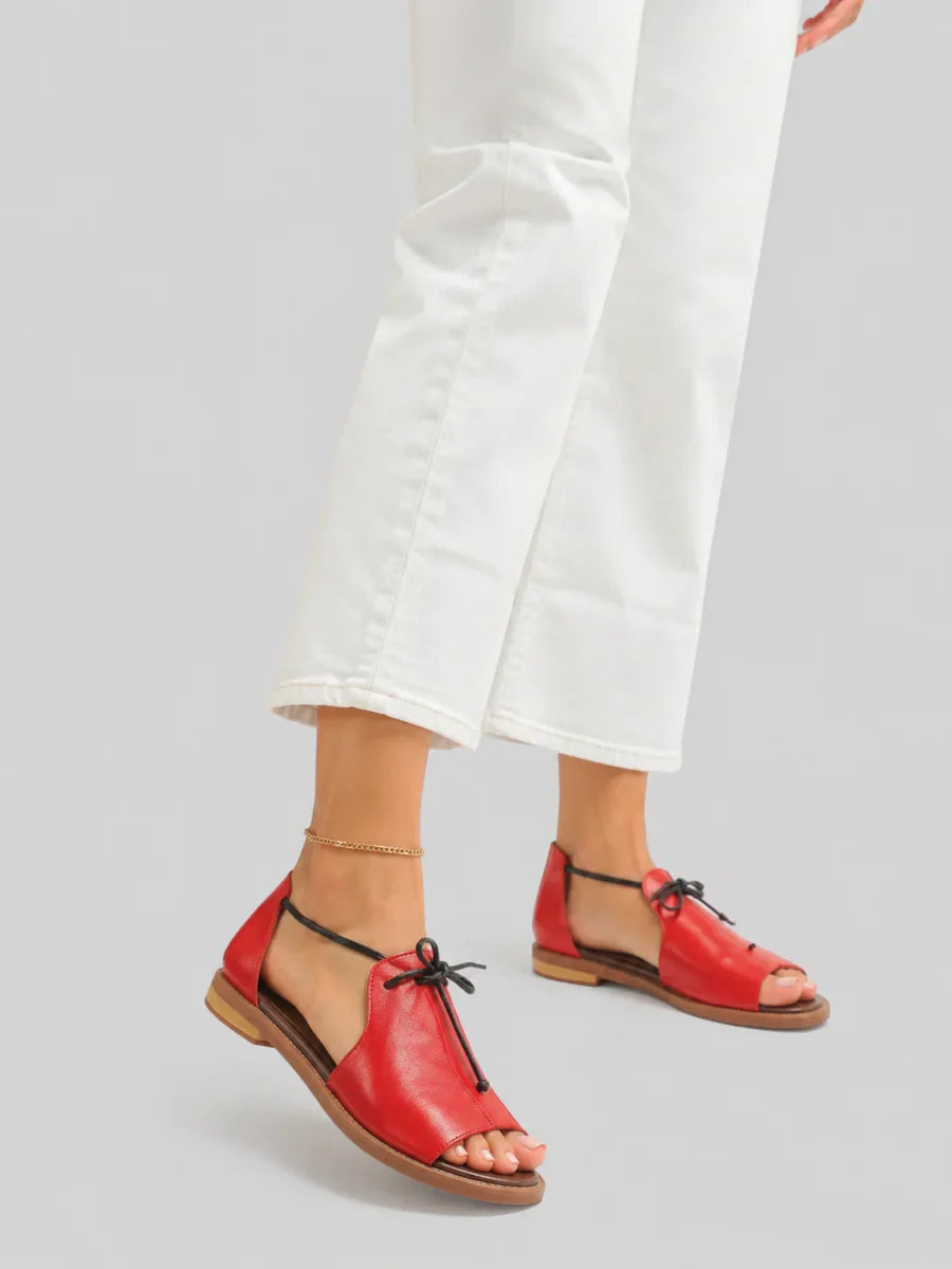 Sandales en cuir stile strap de Danoir Paris, modèle LILLIANA, avec bride fine et semelle plate.
