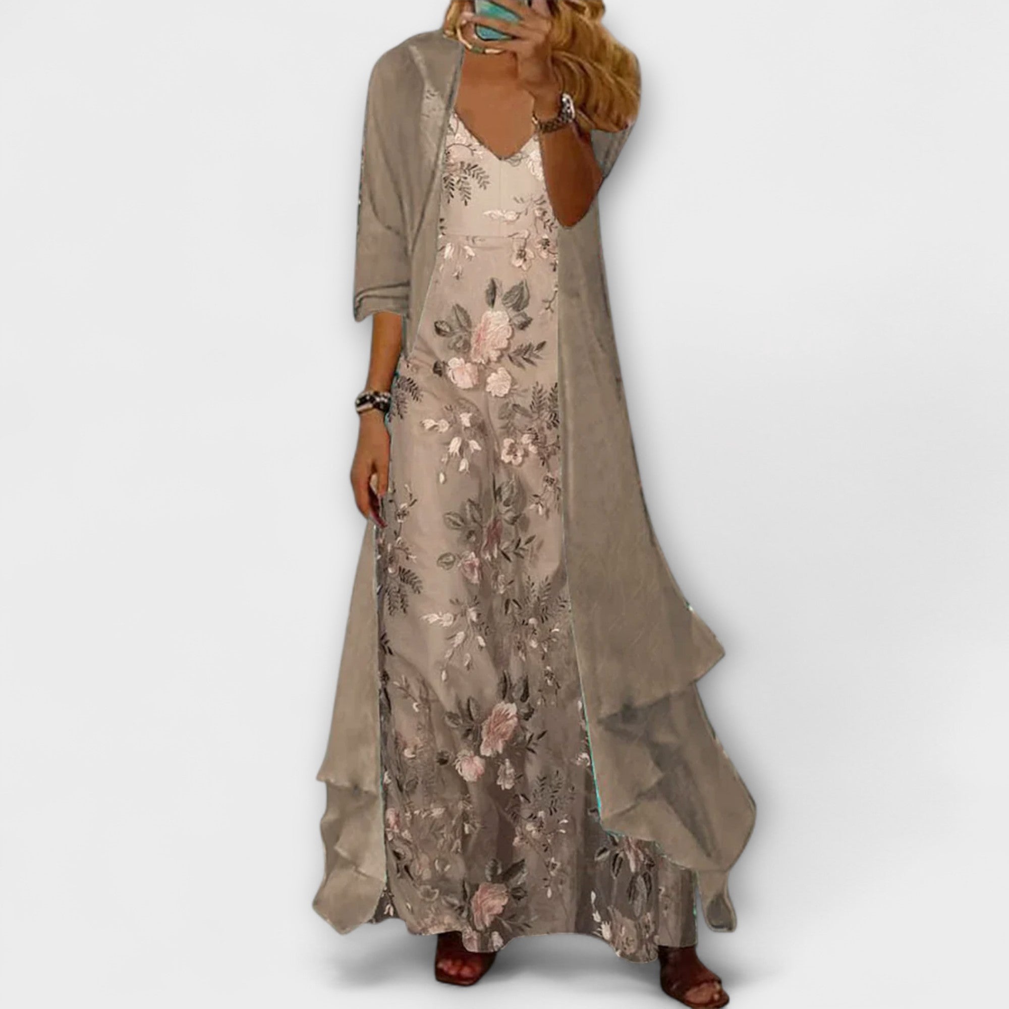 Robe maxi Bryleigh de Danoir Paris, longue robe élégante en tissu fluide, portée sur un mannequin.