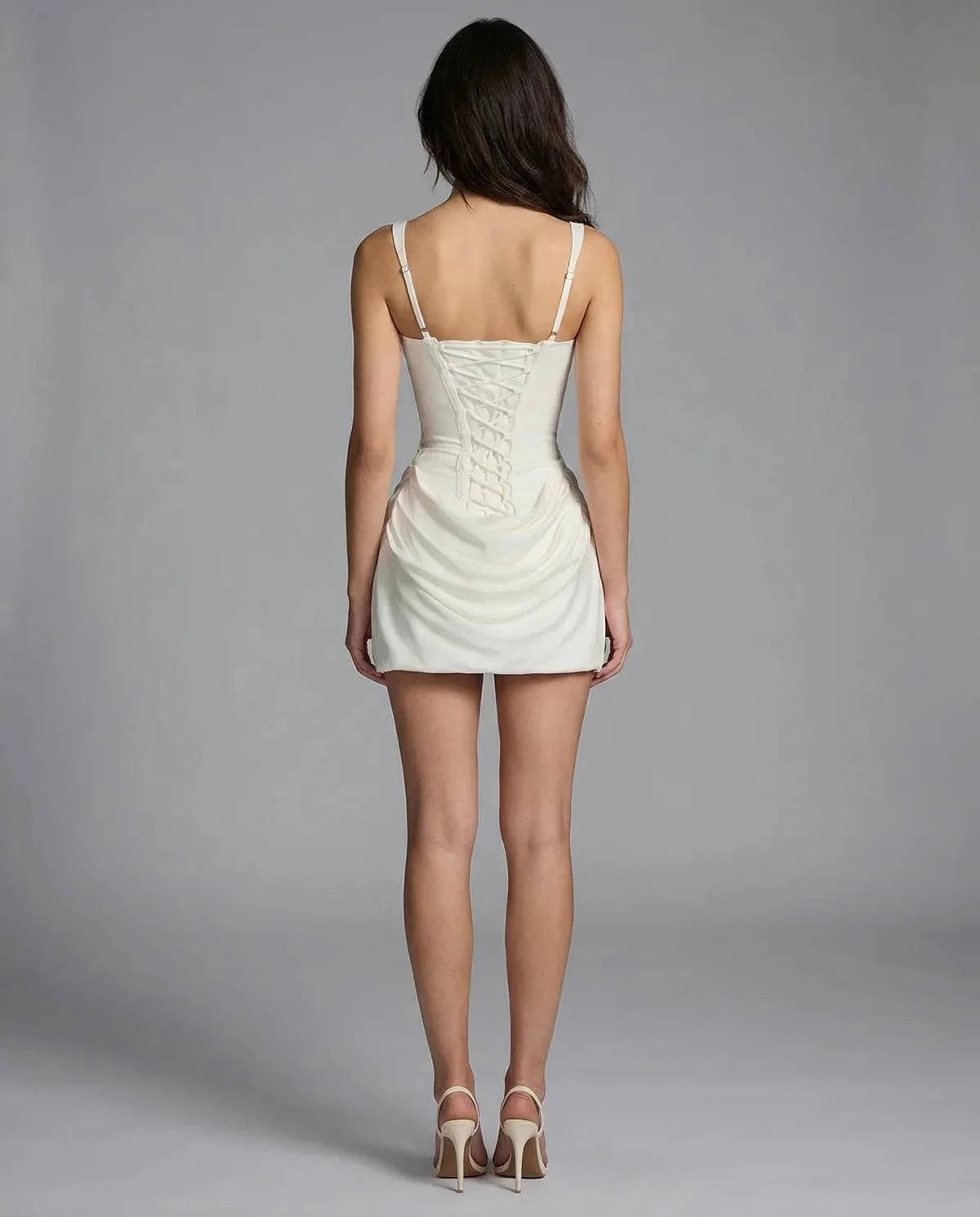 Robe courte Aurora Mini Dress de Danoir Paris, en tissu léger avec décolleté en V et finition élégante, portée sur mannequin.