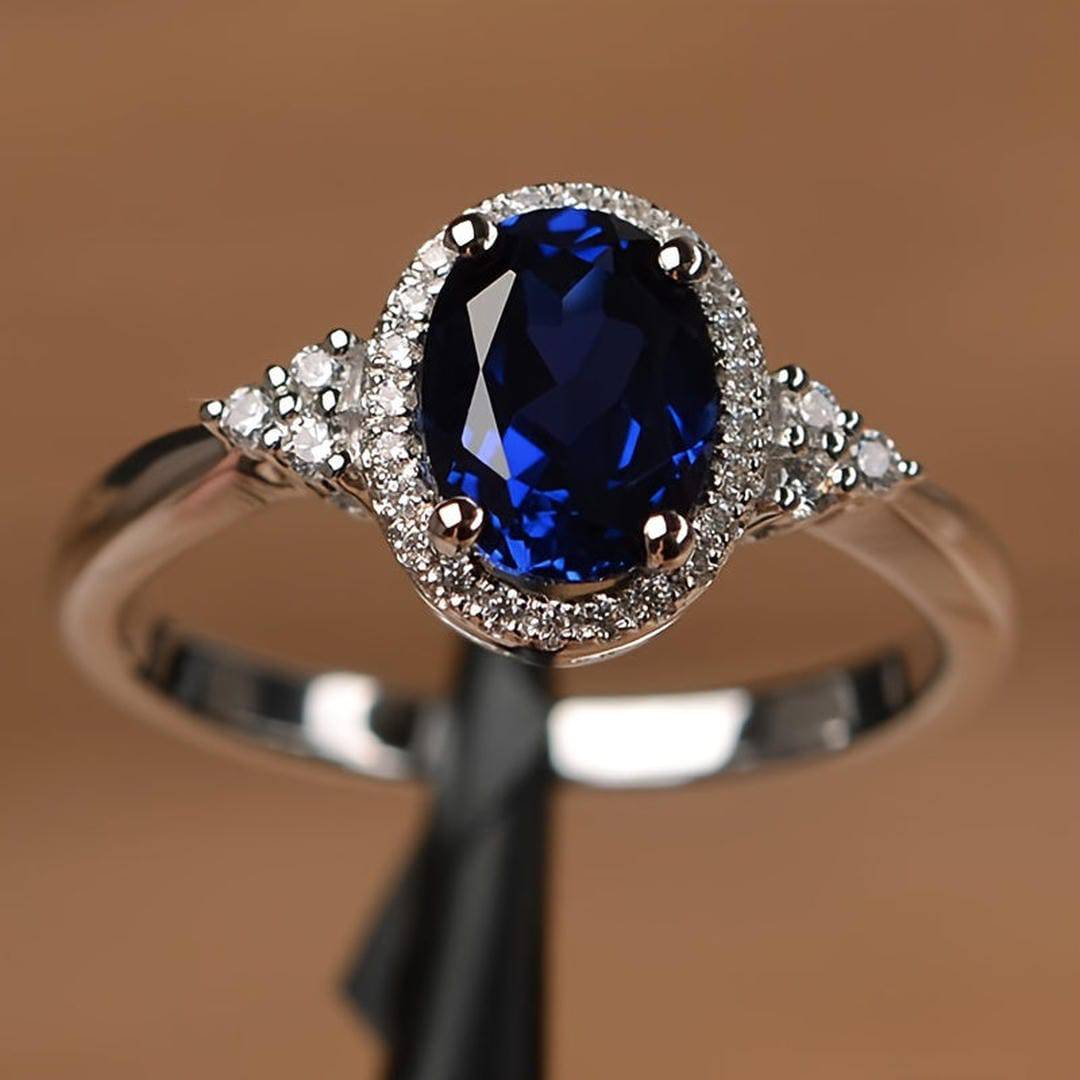 Bague ovale Midnight Majesty en saphir avec or blanc, bijou élégant de Danoir Paris, mise en valeur sur un fond neutre
