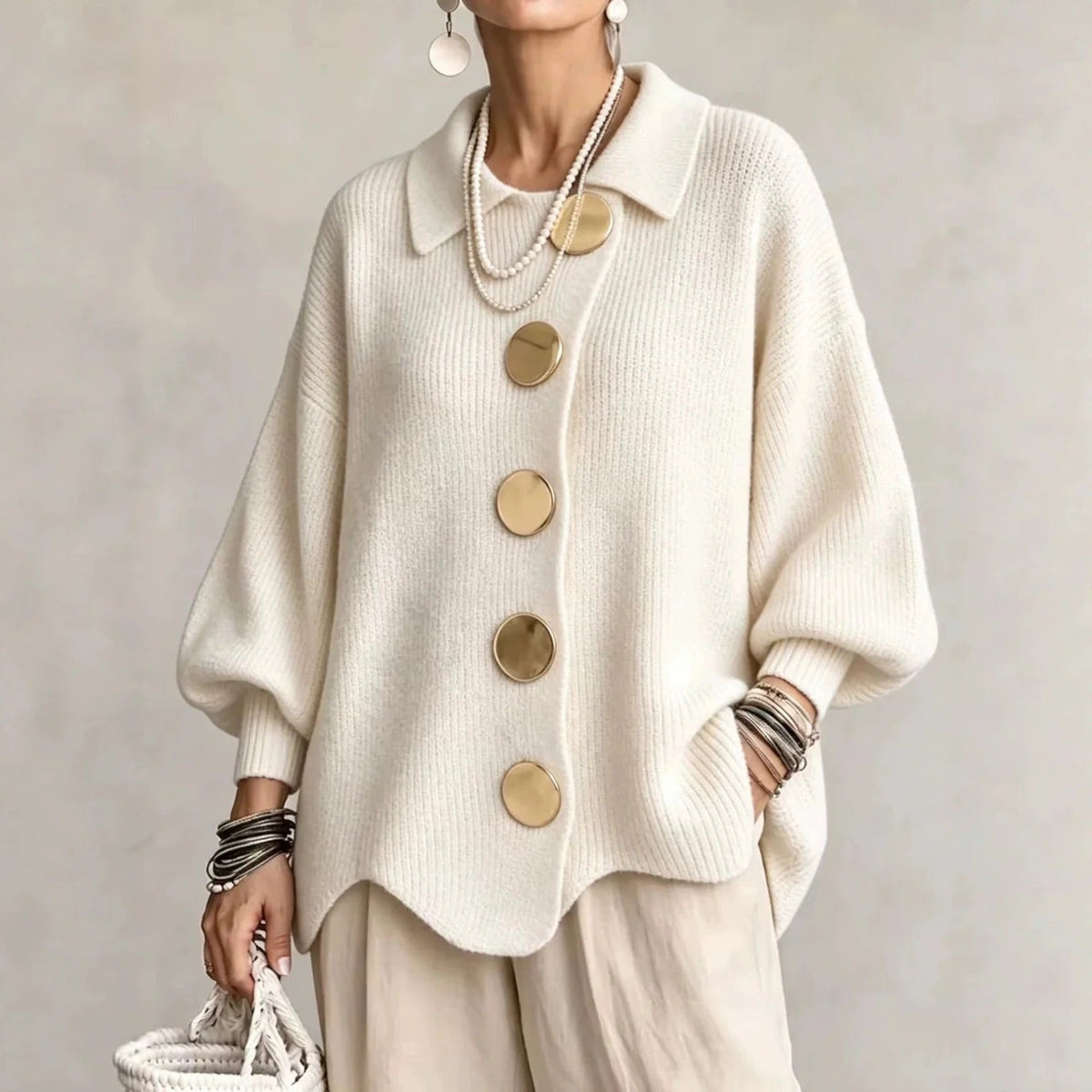 Cardigan oversize Danoir Paris Karina avec boutons, col large, en laine douce, porté ouvert ou fermé.